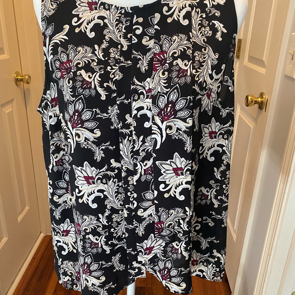 White House Black Market Black and White Floral Sleeveless Top